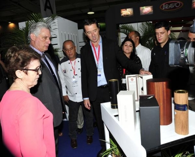Presidente de Cuba recorre Feria de Alimentos 2.0 
