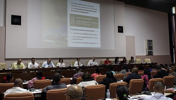 La directora general de Inversión Extranjera en el Mincex, Déborah Rivas Saavedra, expone las principales directrices de trabajo para atraer capital extranjero a la Isla en el periodo 2018-2019. Foto: Abel Padrón Padilla/Cubadebate.