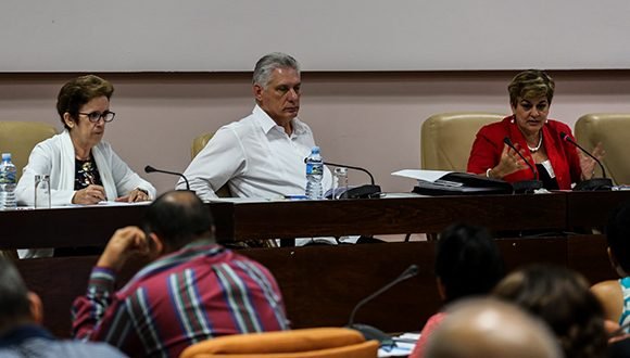 El presidente Miguel Díaz-Canel en la sala 3 del Palacio de Convenciones. Foto: Abel Padrón Padilla/Cubadebate. El presidente Miguel Díaz-Canel en la sala 3 del Palacio de Convenciones. Foto: Abel Padrón Padilla/Cubadebate.