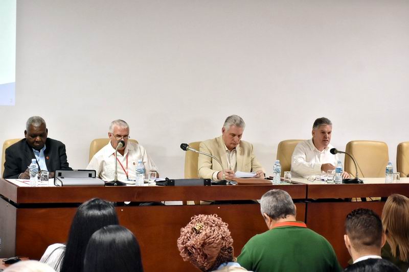 Asiste Díaz-Canel a debates de Comisiones de Trabajo del Parlamento cubano 