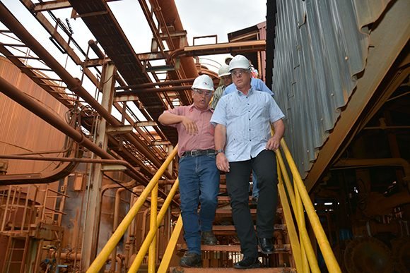 Miguel Díaz-Canel Bermúdez, en la planta niquelífera Pedro Soto Alba