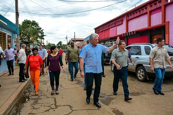 Miguel Díaz-Canel Bermúdez, Presidente de los Consejos de Estado y de Ministros de la República de Cuba, compartió con pobladores de la ciudad minera de Moa, durante una visita gubernamental a la oriental provincia de Holguín, Cuba, el 29 de mayo de 2019. Foto: Juan Pablo Carreras/ACN.