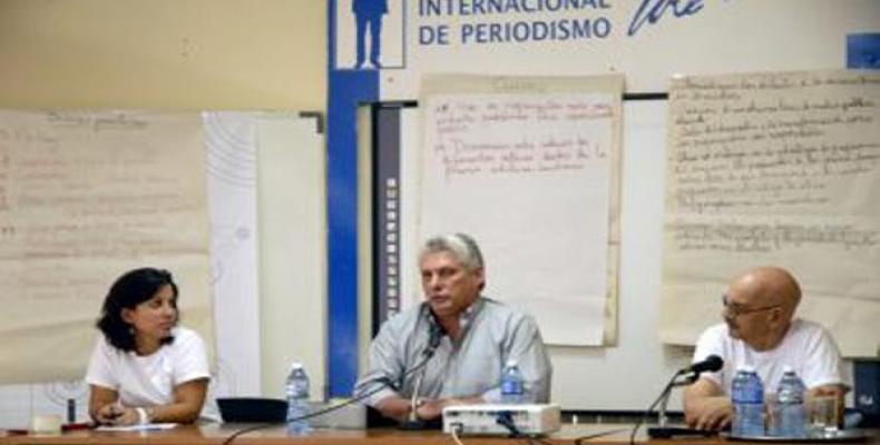 Díaz-Canel ante jóvenes periodistas.