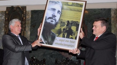 Recibe Miguel Díaz Canel reconocimiento especial a Raúl en ocasión del 290 aniversario de la UH Recibe Miguel Díaz Canel reconocimiento especial a Raúl en ocasión del 290 aniversario de la UH
