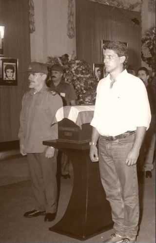 MIguel Díaz canel durante la velada junto a los restos del Che