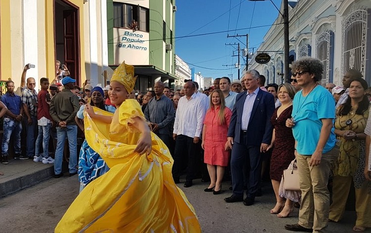 En el CaminArte desde el parque El Carmen hasta el parque Leoncio Vidal, el Presidente cubano apreció una muestra de la cultura villaclareña. (Foto: Tomada de la cuenta de Twitter Presidencia Cuba)