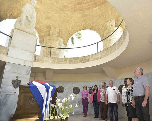 Díaz-Canel rinde tributo al Apóstol en Santa Ifigenia. Foto: Estudios Revolución