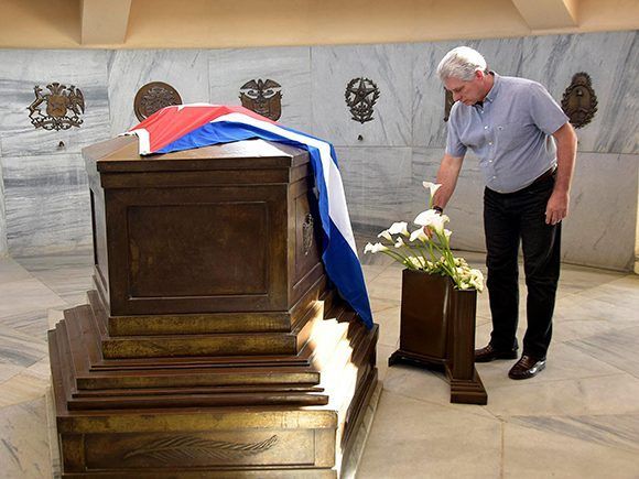 El Presidente cubano Luego rindió tributo en el Cementerio de Santa Ifigenia al Héroe Nacional de Cuba. Foto: Estudios Revolución