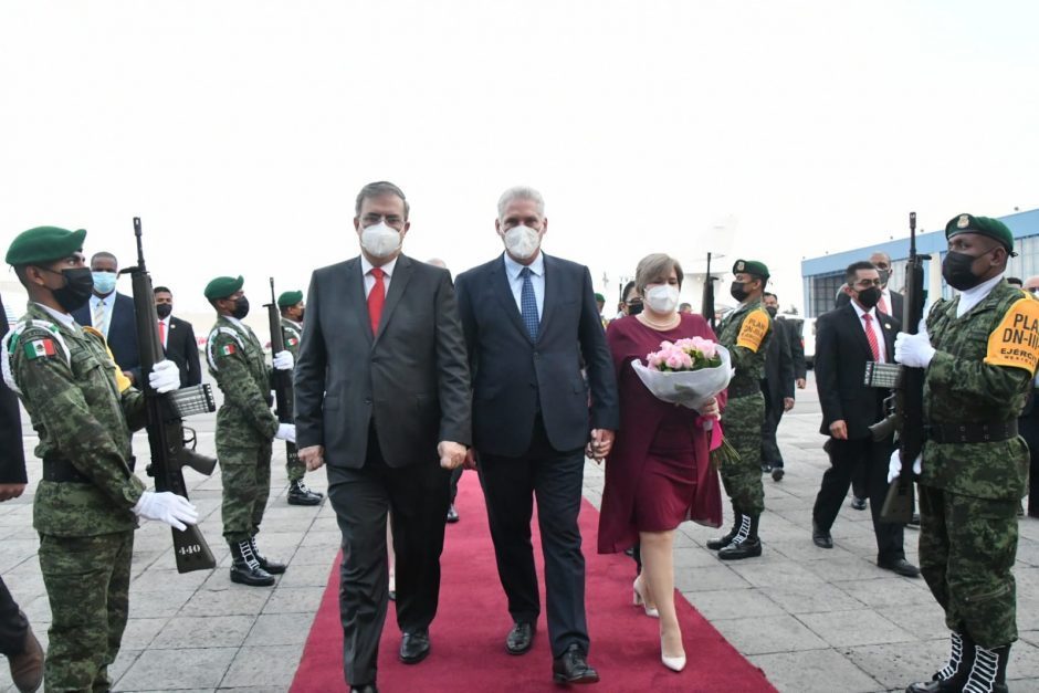 El canciller Marcelo Ebrard recibe al presidente cubano Miguel Díaz-Canel y a su esposa, Lis Cuesta, en el Aeropuerto Internacional de la Ciudad de México, el 16 de septiembre de 2021.