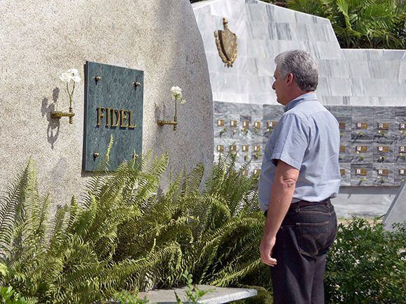 Miguel Díaz-Canel Bermúdez, rindió tributo a Fidel ante el monolito que atesora toda la gloria del mundo del Comandante en Jefe. Foto: Estudios Revolución