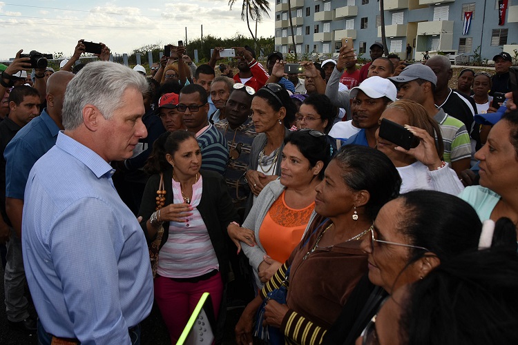 Miguel Díaz-Canel Bermúdez durante su visita de gobierno a La Habana intercambia con el pueblo.
