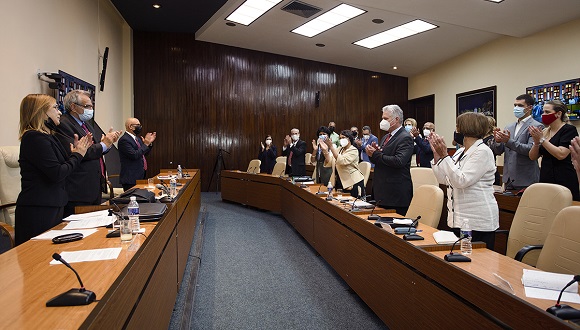 El Doctorando Miguel Díaz-Canel Bermúdez El Doctorando Miguel Díaz-Canel Bermúdez