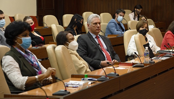 El Doctorando Miguel Díaz-Canel Bermúdez El Doctorando Miguel Díaz-Canel Bermúdez