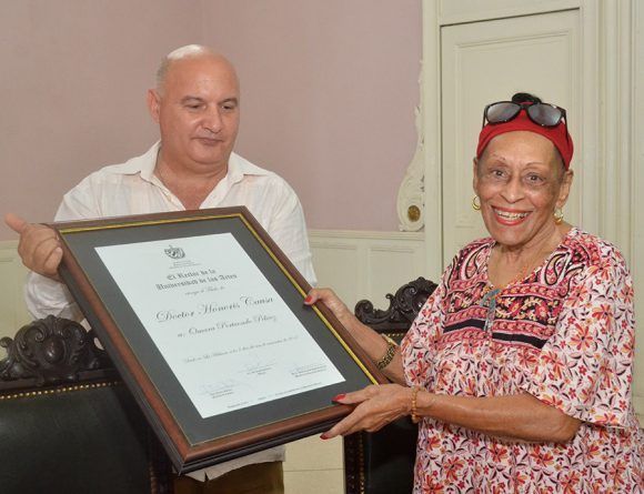 Omara Portuondo Peláez , recibió  en el Aula Magna de la Universidad de las Artes (ISA) el título de Doctora Honoris Causa en Artes