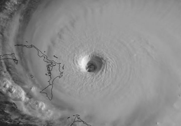 Un avión de reconocimiento encontró vientos sostenidos de 260 km/h en la pared del ojo de Dorian, por lo que es ya un poderoso huracán categoría 5.