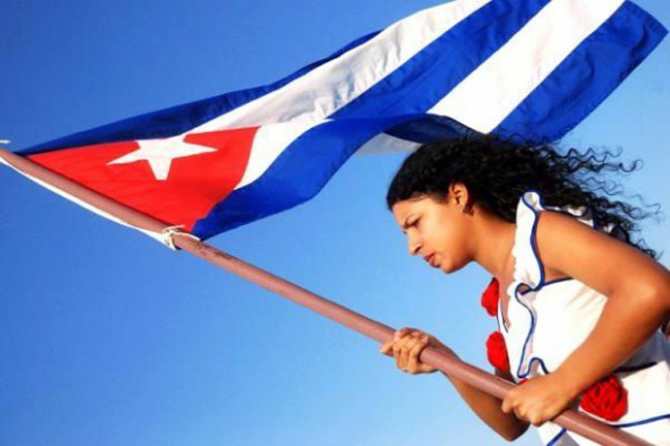 Joven ondea bandera cubana