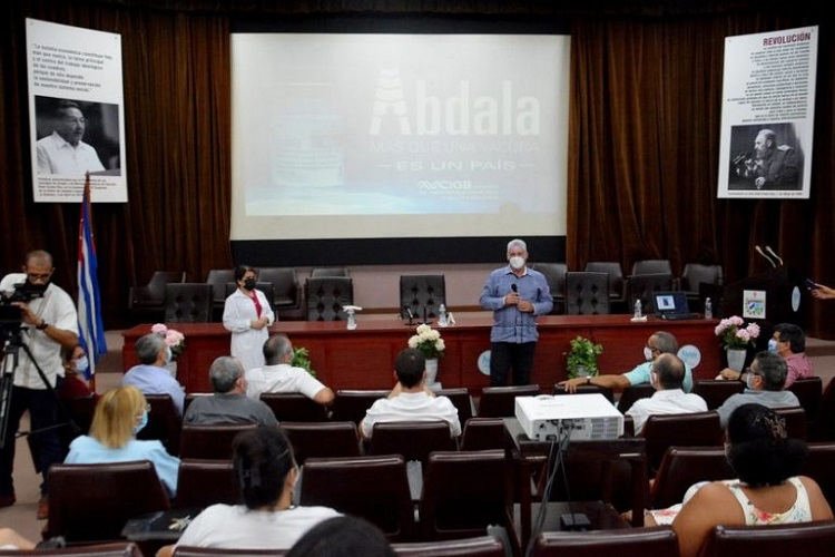 El Presidente Miguel Díaz-Canel Bermúdez en un encuentro con las investigadores del CIGB, tras informarse del análisis final de eficacia de Abdala. Foto: Estudios Revolución