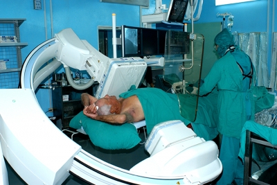 Paciente y médico cubano en salón
