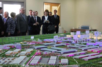 Presidente de Cuba visita parque industrial en Belarús 