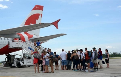 Turistas provenientes de Canadá, arriban al aeropuerto internacional Abel Santamaría, en la ciudad de Santa Clara, provincia Villa Clara