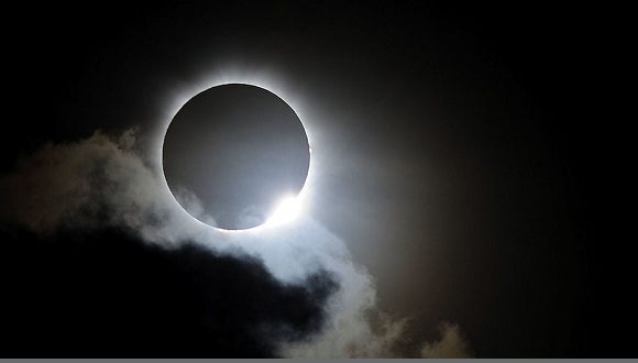 El eclipse solar sucede cuando el Sol, la Tierra y la Luna se alinean de tal forma que esta última se interpone en el trayecto de la luz solar antes de que llegue a nuestro planeta. Foto: BBC News