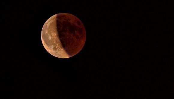 Noche de eclipse, superluna y “Luna de sangre”