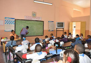 Educadora impartiendo clase a estudiantes
