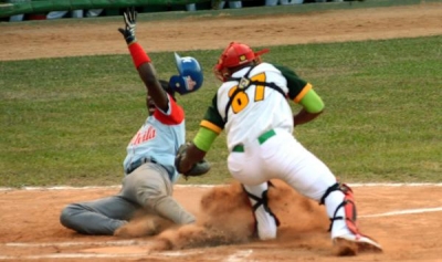 Jugadores de béisbol en el terreno