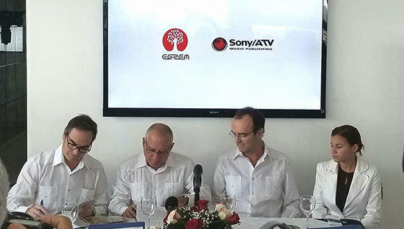 EGREM y Sony firman histórico acuerdo. Foto tomada del perfil de Facebook de Arnaldo Rodríguez. EGREM y Sony firman histórico acuerdo. Foto tomada del perfil de Facebook de Arnaldo Rodríguez.