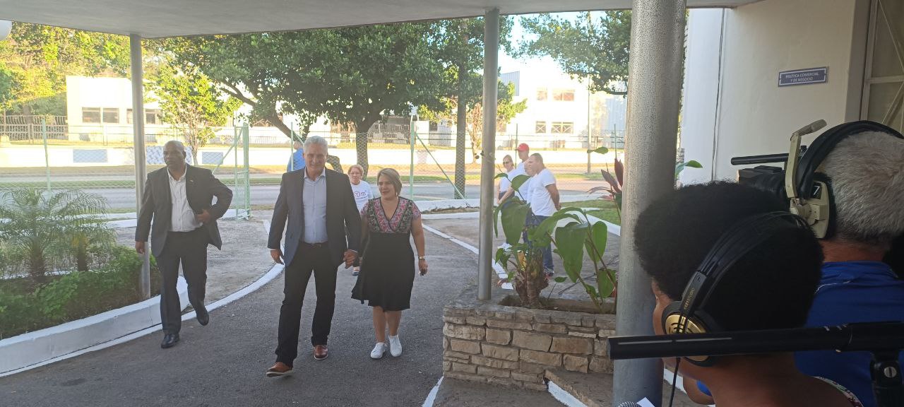 El presidente cubano ejerce su derecho al voto junto a su esposa Lis Cuesta.