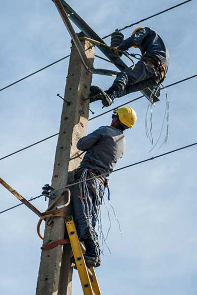 Plantándole cara a las alturas, los trabajadores de la Empresa Eléctrica de Las Tunas. Foto: István Ojeda Bello/ 26 Digital.
