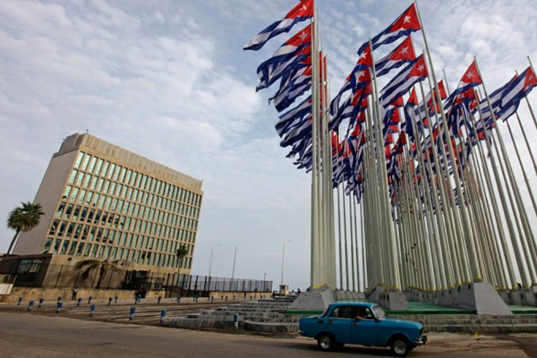 Embajada de Estados Unidos en La Habana y Monte de las Banderas