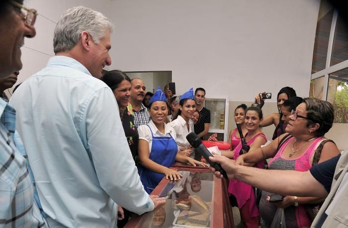 Saludando a quienes compraban en la dulcería de Zapata y 12. Foto: Estudios Revolución