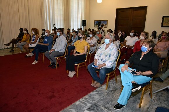 Díaz-Canel en encuentro con representantes de la comunidad LGBTIQ+ en Cuba. Foto: Estudios Revolución.