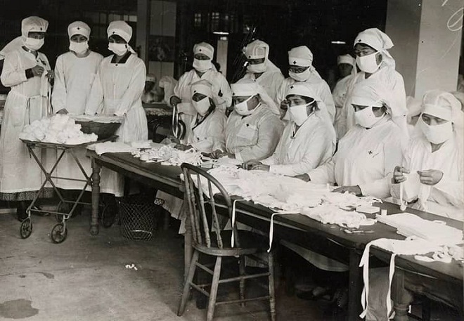 Enfermeras confeccionan mascarillas en los años de la gripe española. Foto: Internet.