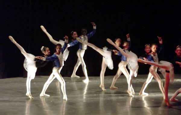 Ballet de la Academia de las Artes Vicentina de la Torre