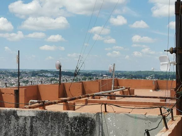 Equipos de redes privadas de la Esquina de Tejas en La Habana ya conectados con el Palacio Central de Computación. Foto: Cortesía de los entrevistados.