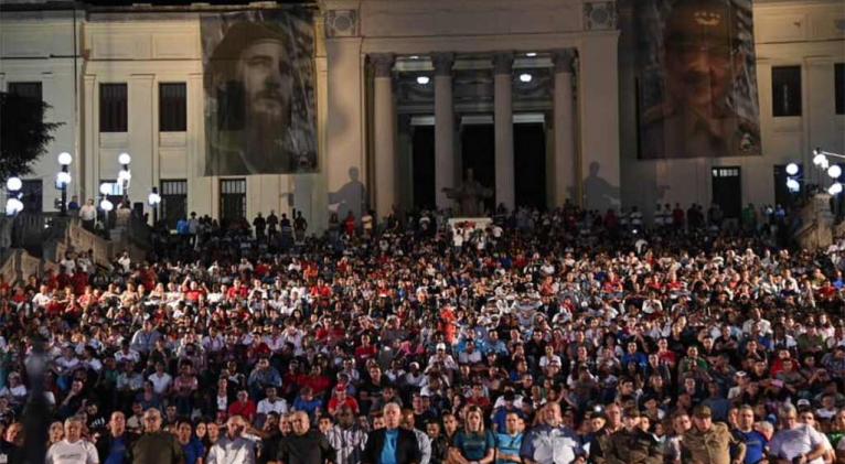 Jóvenes rindieron homenaje en Cuba a Fidel Castro