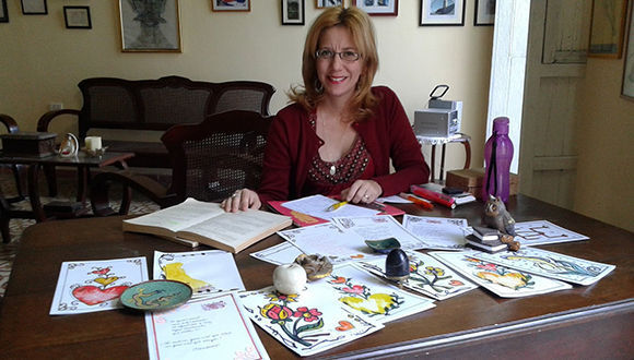 La poetisa Liudmila Quincoses colgó en la puerta de su casa un cartel, hace 20 años, que decía: “Se escriben cartas de amor a cualquier hora”. Foto: Blog Escribanía Dollz