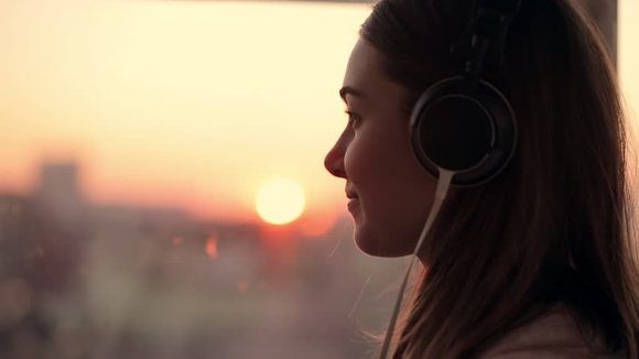 El estudio comprobó que los días soleados generalmente alientan a escuchar música alegre. Foto tomada de Internet.