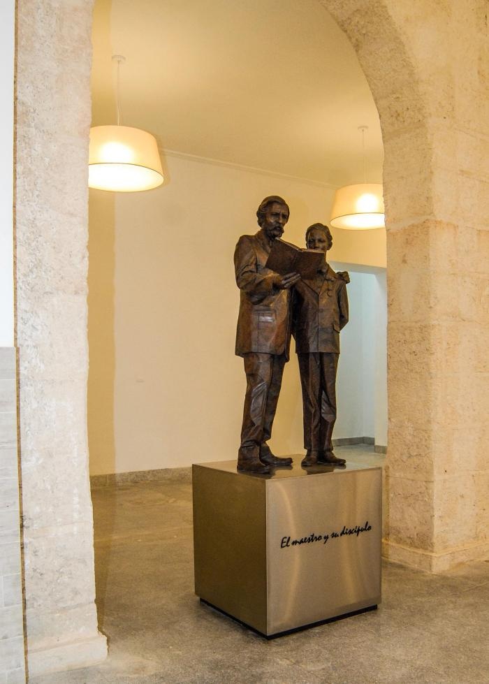 Al traspasar el umbral de la entrada, una escultura a tamaño real de Martí y su Maestro recibe a los pioneros.
