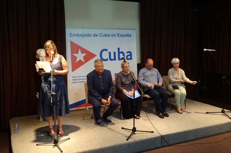 Intelectual cubana Mayda Bustamante recibió la Distinción por la Cultura Nacional