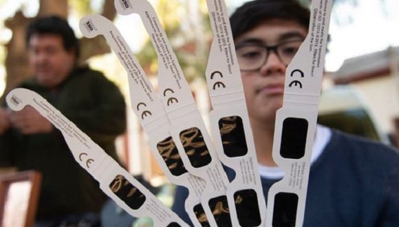 Los lentes de eclipse deben cumplir con las normas internacionales ISO 12312-2. Foto: BBC News Los lentes de eclipse deben cumplir con las normas internacionales ISO 12312-2. Foto: BBC News