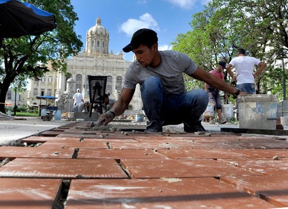 Arreglos en el parque 13 de Marzo de La Habana Vieja donde será situada la estatua de José Martí. Foto: Tony Hernandez Mena