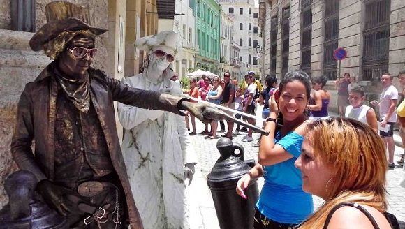 La Habana tiene muchas estatuas interesantes, algunas de ellas ya clásicas y emblemáticas como el Cristo de la Bahía o el José Martí de la Plaza de La Revolución.