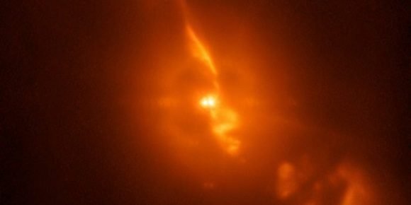 Una fascinante imagen captada por el telescopio VLT en el Desierto de Atacama en Chile captó el momento en que dos estrellas chocan y es impresionante.