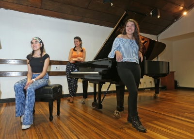 Sentada está la chilena María Julia Mancero (segundo lugar). Detrás del piano, la cubana Carolina Baños (primer lugar) y, a la derecha, Melissa Ávalos (mejor intéprete de música tica). (Albert Marín. ) 