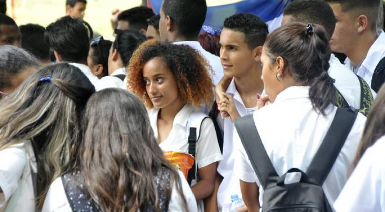Presidente de Cuba instó a alumnos a aprovechar tiempo en las aulas