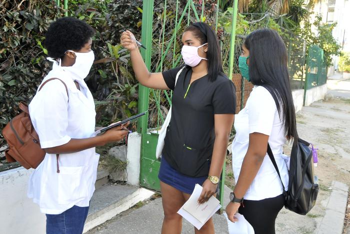  Los estudiantes de Medicina han cumplido una importante labor de pesquisa en las comunidades para enfrentar la COVID-19. Foto: Ismael Batista Ramírez 