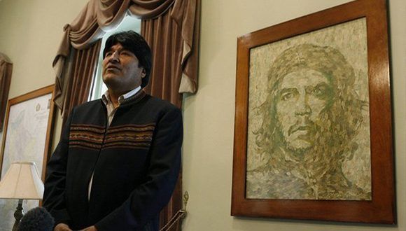 El mandatario boliviano con retrato del Che Guevara detrás. Foto: Reddit / Archivo